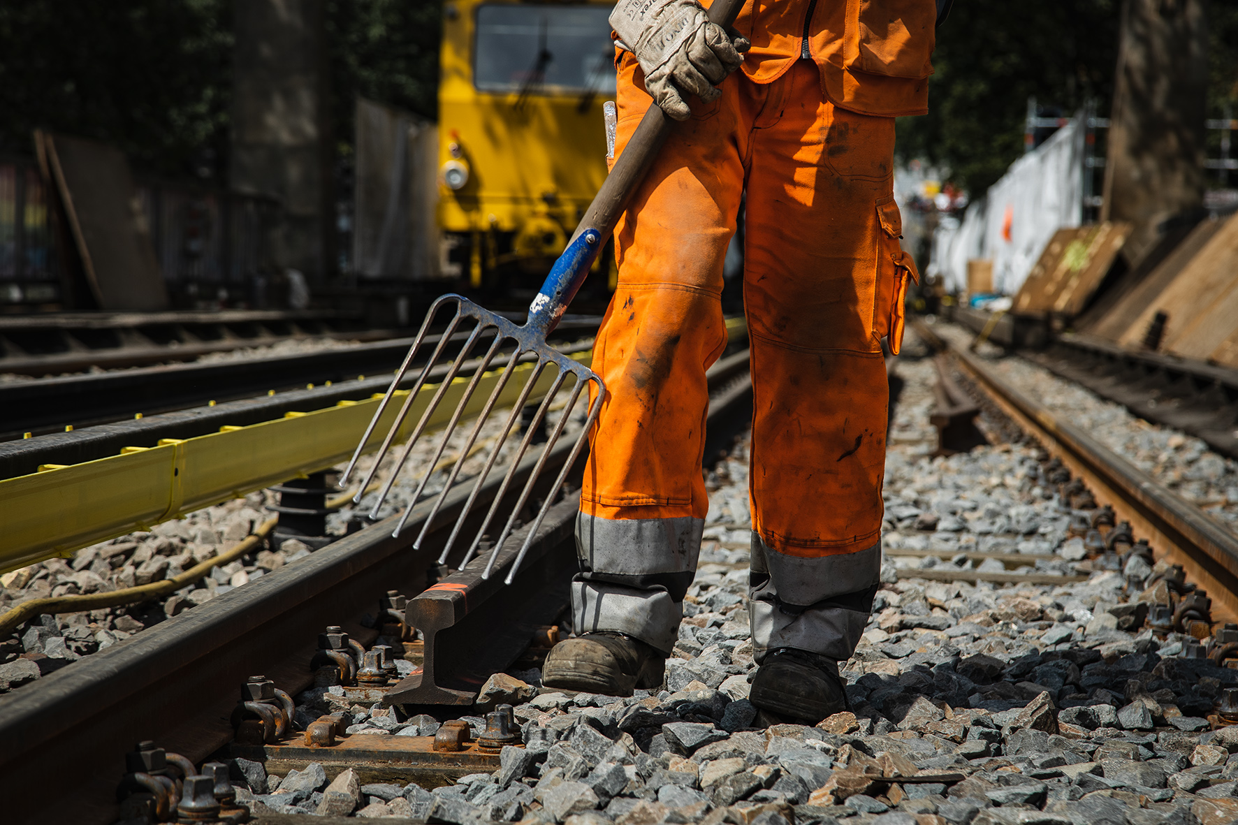 Gleisbauer arbeiten an den Verkehrswegen von morgen. Durch die wirtschaftlichen Folgen der  Corona-Pandemie könnten nun wichtige Zukunftsinvestitionen auf der Strecke bleiben, warnt die Gewerkschaft IG BAU.