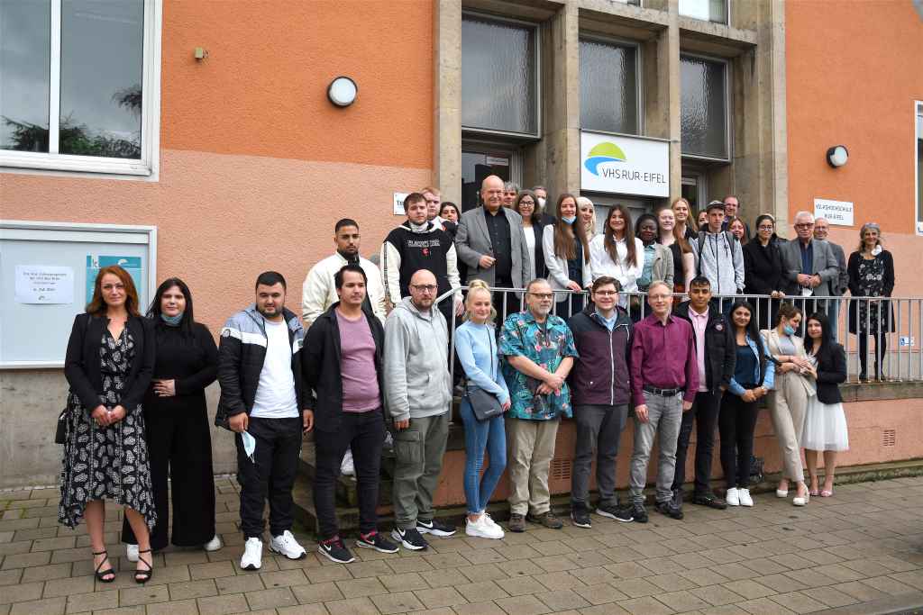 Gruppenfoto vor dem Eingang der VHS-Rur-Eifel