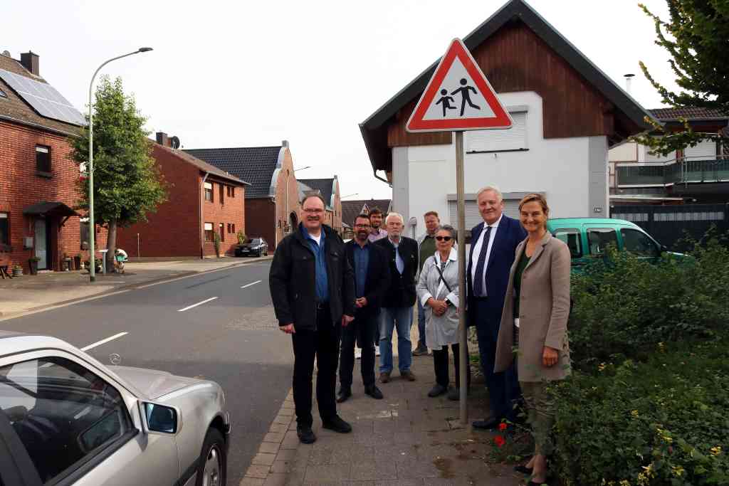 Ortstermin in Kelz. An dieser Stelle der Durchgangsstraße wird eine Ampel errichtet, um die Sicherheit für Fußgänger zu erhöhen, sagte Landrat Wolfgang Spelthahn (2. v. r.). Foto: Kreis Düren