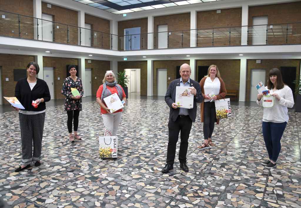 Tanja Deldicque (Baby-Begrüßungsdienst), Melanie Kupsch (Baby-Begrüßungsdienst), Katha-rina Ruick (Jugendamt, Jugendhilfeplanung) Bürgermeister Frank Peter Ullrich, Natalie Dahmen (Baby-Begrüßungsdienst) und Julia Butte (Jugendamt, Frühe Hilfen)