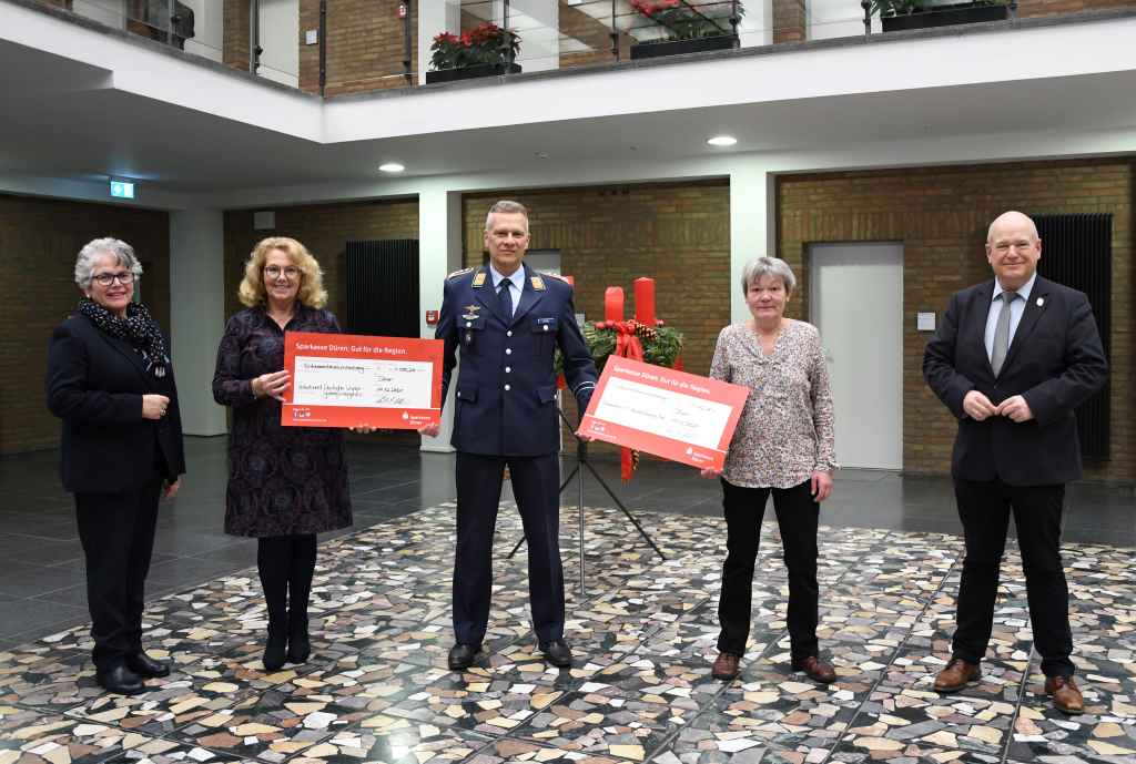 Foto: (v.l.n.r.) Sabine Briscot-Junkersdorf (Stadt Düren, Repräsentation), Annegret Greven (Volksbund Deutscher Kriegsgräberfürsorge e.V.), Oberst Timo Heimbach (Kommodore des Taktischen Luftwaffengeschwaders 31 „Boelcke“), Verena Schloemer (Förderverein der Stadtbücherei Düren) und Bürgermeister Frank Peter Ullrich.