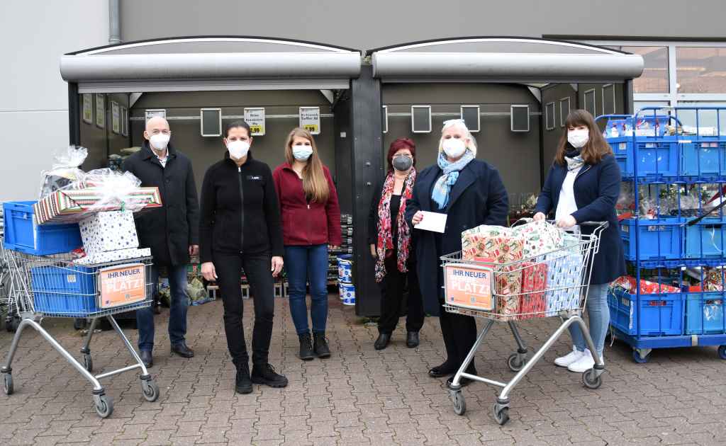 Auch in diesem Jahr finden wieder zahlreiche Geschenke den Weg zu bedürftigen Familien in Düren. (v.l.n.r.) Jugendamtsleiter Ansgar Kieven, Marktleiterin Anja Mülln, Christine Hilgers, Ute Paulus, Ina Ruick und Julia Butte.