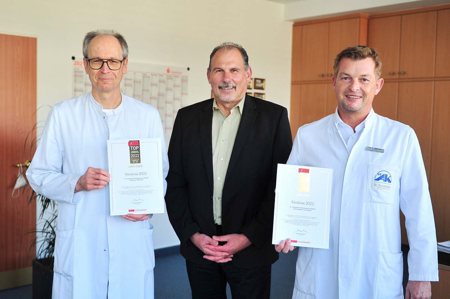 Foto (© K. Erdem) v.l.: Dr. med. Manfred Hausmann-Albers (Chefarzt der Unfallchirurgie), Geschäftsführer Renardo Schiffer und Dr. med. Jörn Hillekamp (leitender Chefarzt der Orthopädie)