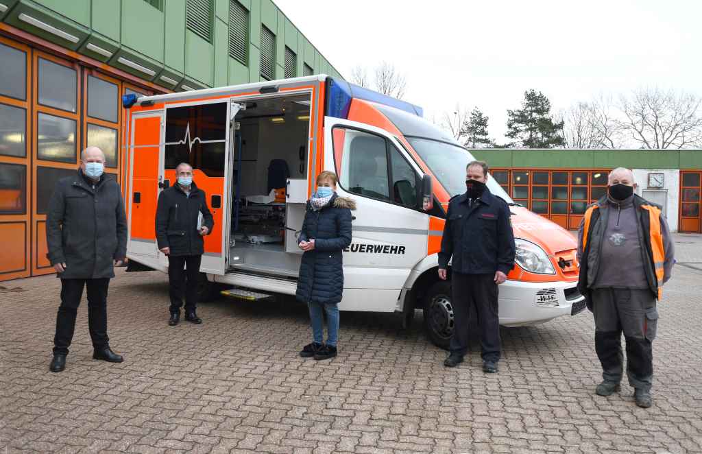 Foto: Schlüsselübergabe bei der Feuerwehr: (v.l.n.r.) Bürgermeister Frank Peter Ullrich, Edward Schulz, Christine Käuffer, Stefan Kreischer und Josef Fischer.