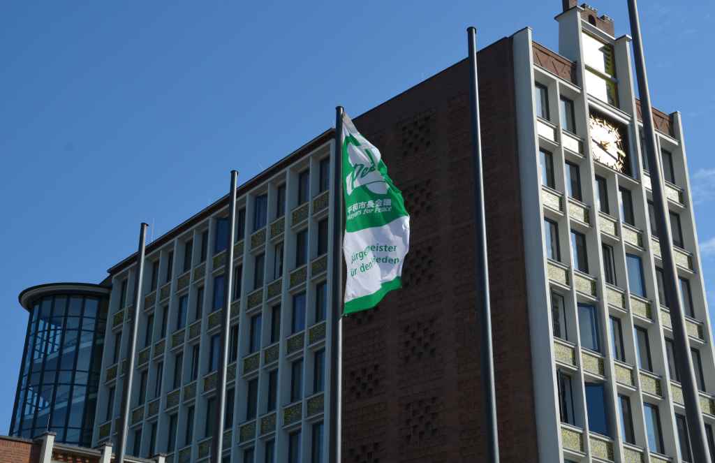 Die Aktions-Flagge weht vor dem Dürener Rathaus