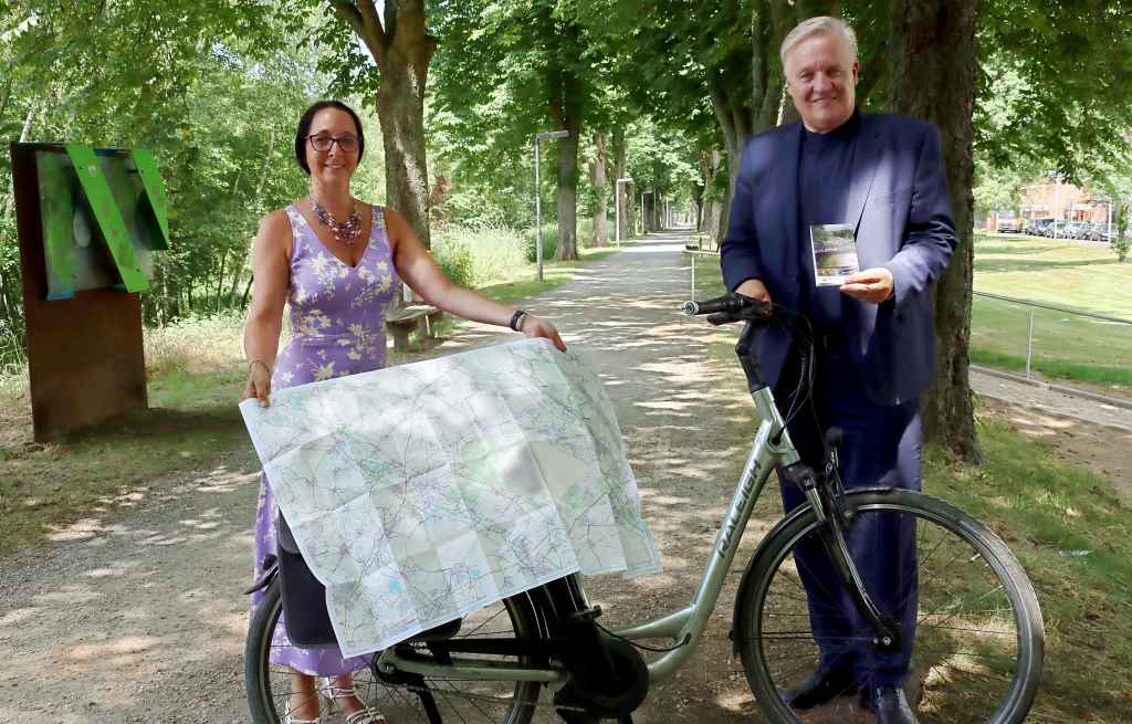 Anne Schüssler vom Amt für Kreisentwicklung und Wirtschaftsförderung des Kreises Düren und Landrat Wolfgang Spelthahn (v.l.) stellen die neu aufgelegte Karte für Radfahrer vor. Foto: Kreis Düren