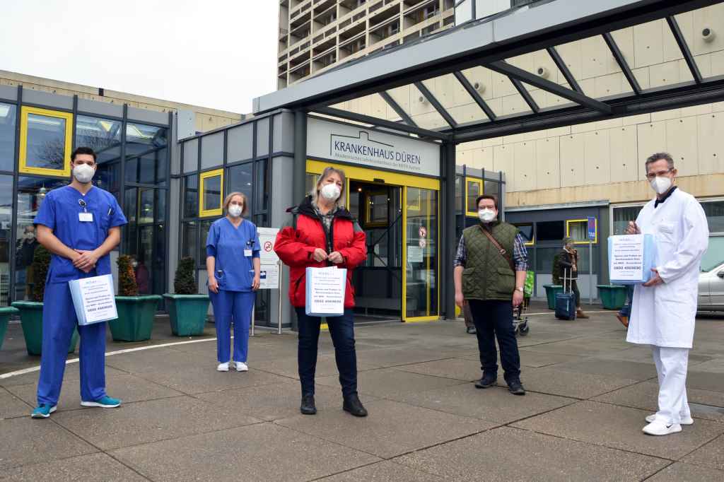 Sie freuen sich, dass die anonyme Spurensicherung nun im Krankenhaus Düren auch für männliche Opfer von sexualisierter Gewalt möglich ist (von links): Tim Johnen (stellv. Pflegeleitung der Notaufnahme), Dr. Kirsten Oelbracht (ärztliche Leitung der Notaufnahme), Sigrid Bergsch (HObAS), Christian Heinze-Tydecks (HObAS) und Priv.-Doz. Dr. Christof Börgermann (Chefarzt der Urologie).  Foto: Krankenhaus Düren 