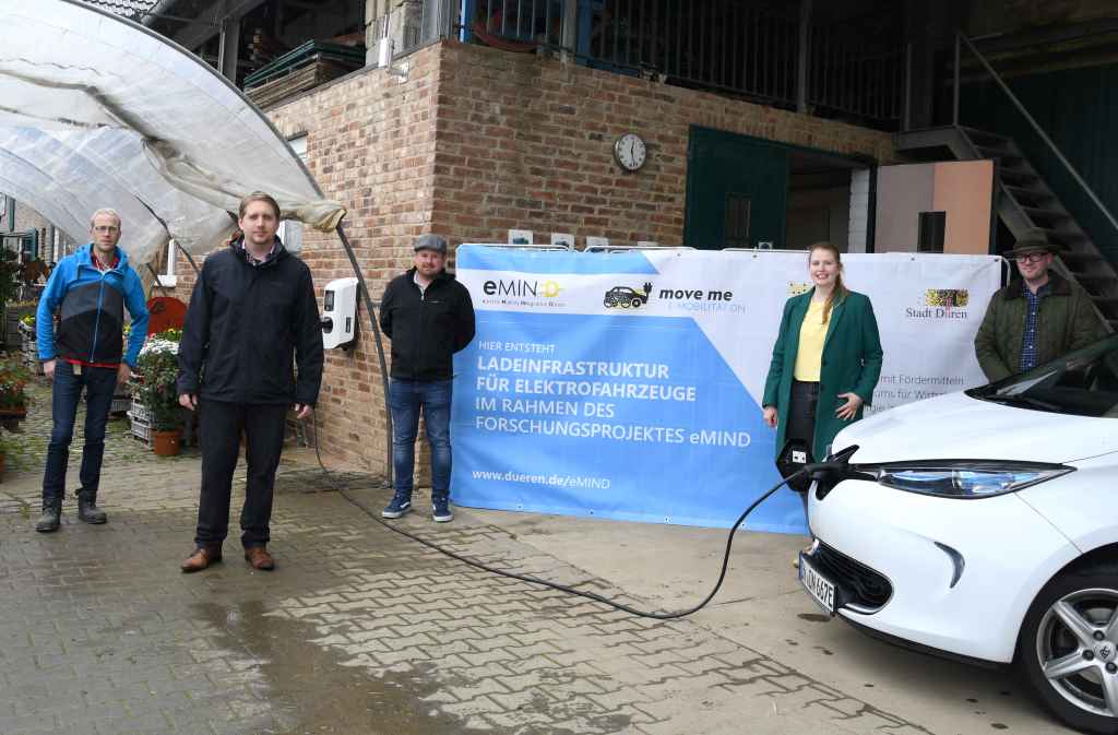 Auch am Spargelhof Lövenich in Düren-Gürzenich kann jetzt Strom „getankt“ werden. (v.l.n.r.) Heiner Lövenich, Dr. Patrick Schillberg (WIN.DN), Benjamin Raßmanns (Stadt Dü-ren), Jeanette Collet und Benjamin Savelsberg bei der offiziellen Freigabe der „Wallbox“.