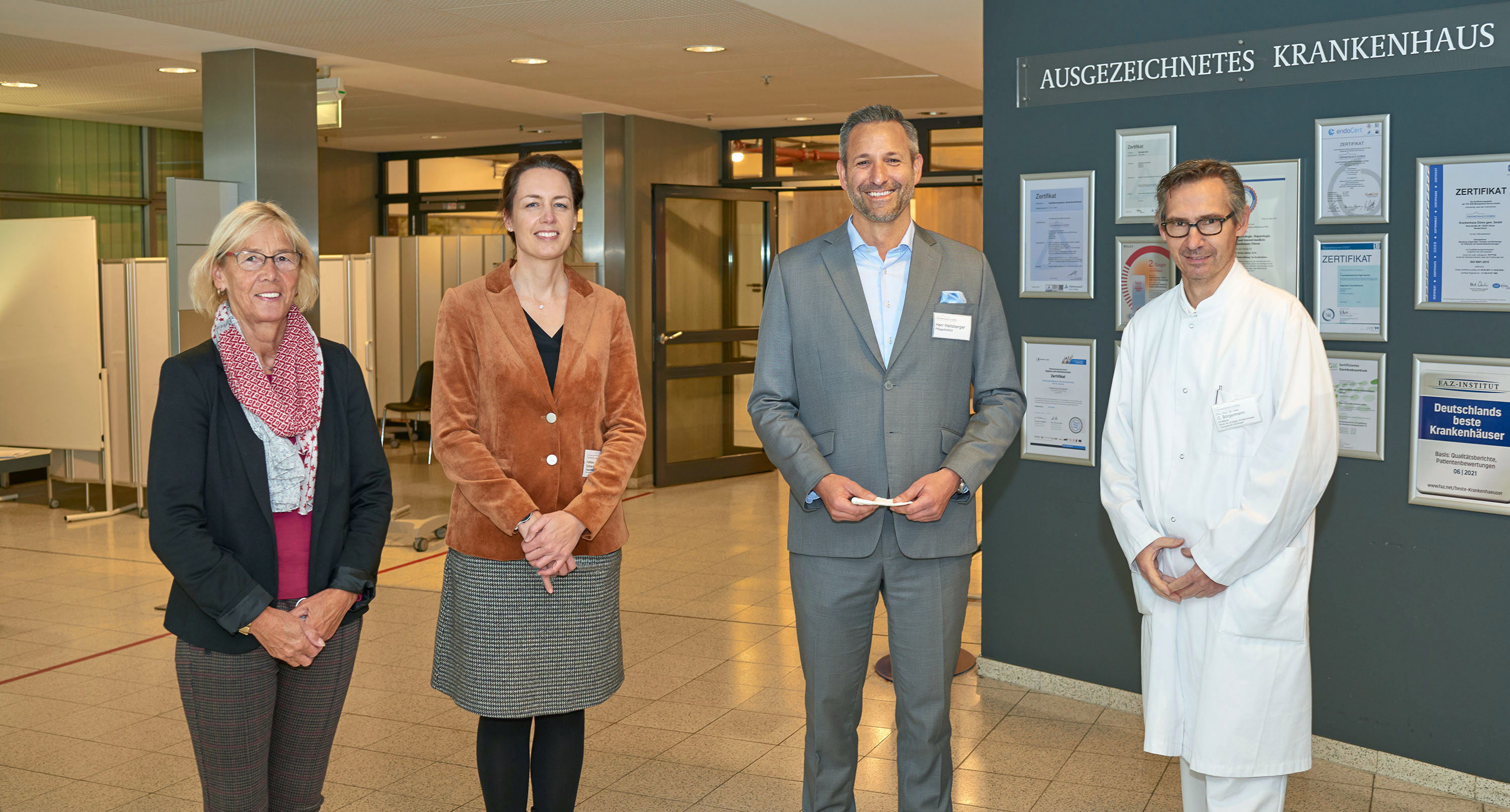 Aufsichtsratsvorsitzende Liesel Koschorreck (l.), Geschäftsführerin Kathleen Büttner-Hoigt (2.v.l.) und der Ärztliche Direktor Priv.-Doz. Dr. Christof Börgermann (r.) begrüßten den neuen Pflegedirektor Sebastian Heilsberger im Krankenhaus Düren.