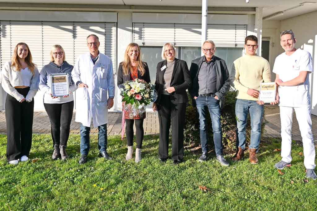 Foto (© S. Freyaldenhoven): Umringt von vier Auszubildenden (v.l.: Alina Hüge, Svenja Dombrowsky, Tobias Wellemsen und Jürgen Sommer) freuen sich Dr. med. Bodo Müller (Ärztlicher Direktor), Menka Berres-Förster (Schulleiterin), Ulrike Hoberg (Geschäftsführerin) und Dirk Fidorra (Pflegedirektor) über die erneuten Vier-Sterne-Auszeichnungen für das Pflegebildungszentrum am St. Marien-Hospital Düren.