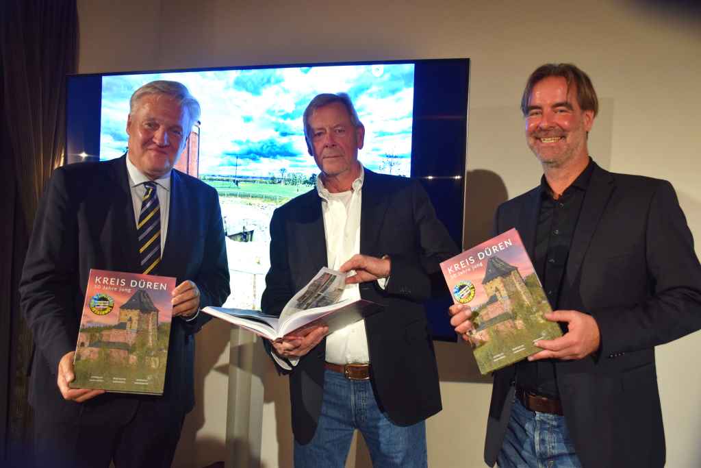 Gemeinsam mit Landrat Wolfgang Spelthahn (l.) stellten Rudi Böhmer (Mitte) und Guido Barth (r.) das Buch "Kreis Düren – 50 Jahre jung" auf Burg Nideggen vor. Foto: Kreis Düren