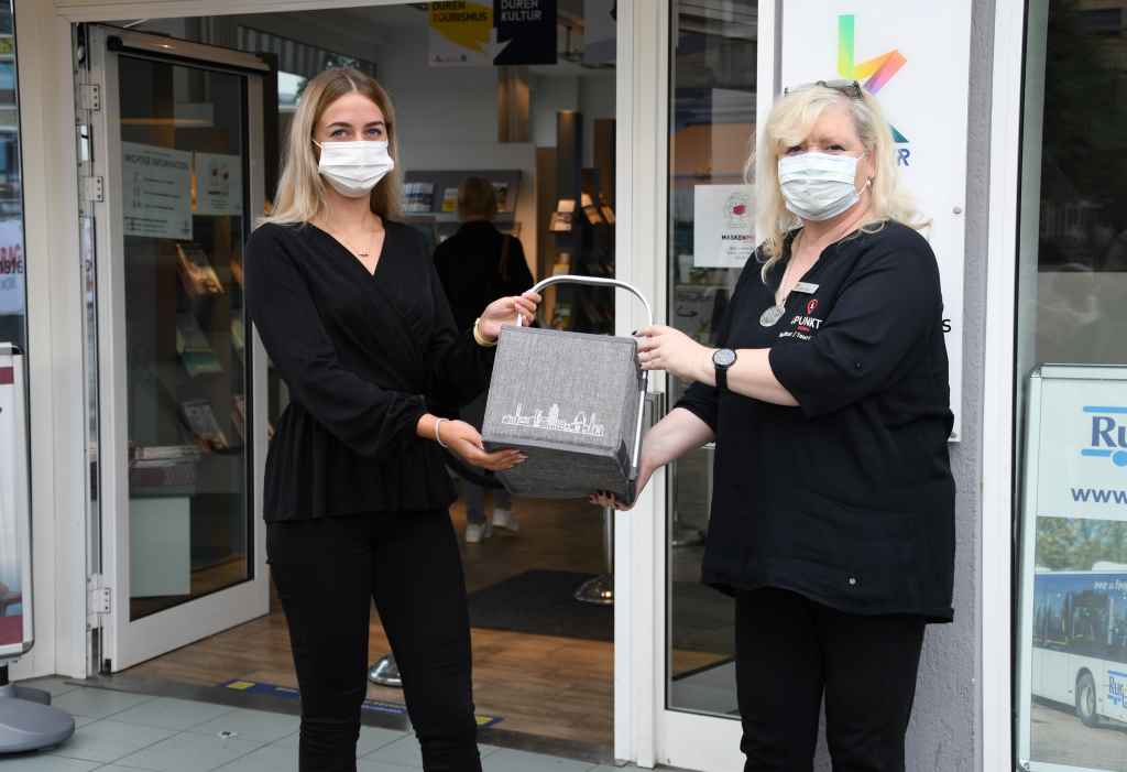 Foto: Nina Grüber und Anke Otten (re.) bei der Werbeaktion vor dem iPUNKT.