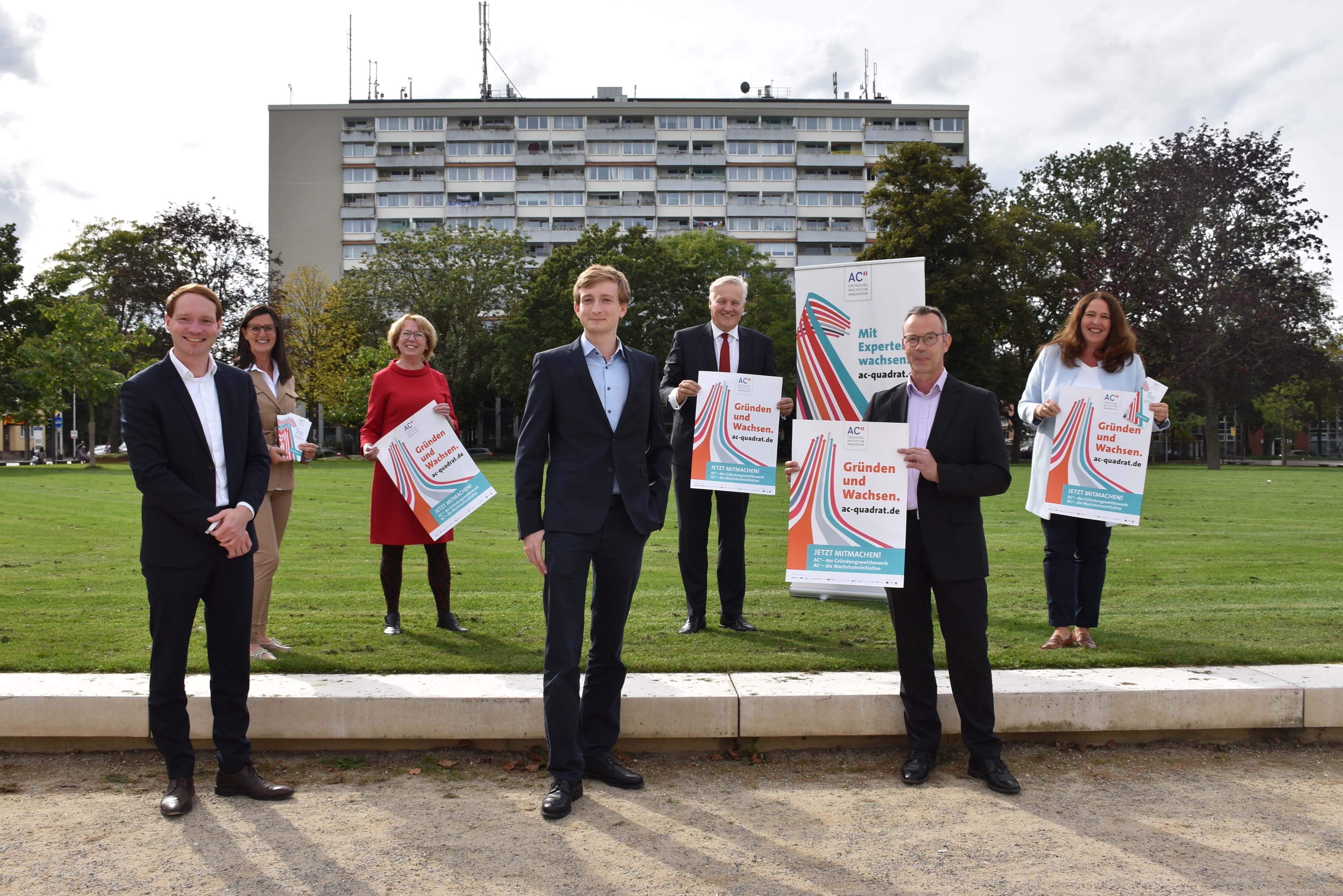 Landrat Wolfgang Spelthahn (3.v.r), und Christian Laudenberg, Geschäftsführer Gründerregion Aachen (links), stellten im Beisein von Elke Mehl, Anette Winkler und Birgit Müller-Langohr (alle Kreis Düren, v.l.n.r.) sowie dem diesjährigen Preisträger Johannes Klütsch (vorne links) und seinem Berater Karl H. Jaquemot den Wachstumswettbewerb vor. Foto: Kreis Düren