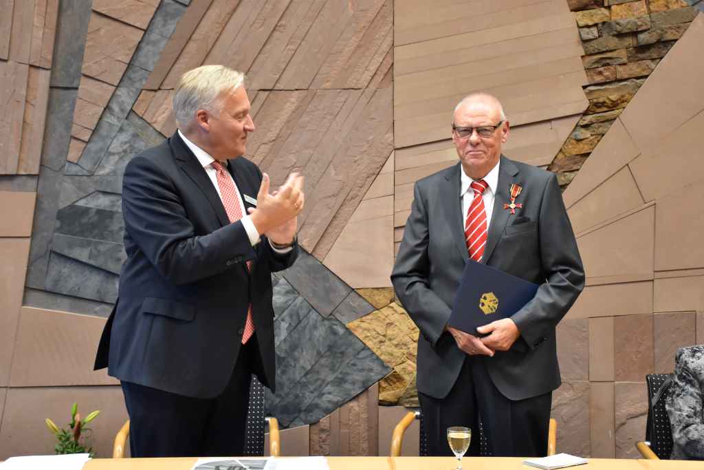 Für sein jahrzehntelanges Engagement erhält Manfred Schultze (r.) das Bundesverdienstkreuz, das ihm Landrat Wolfgang Spelthahn überreicht. Foto: Kreis Düren