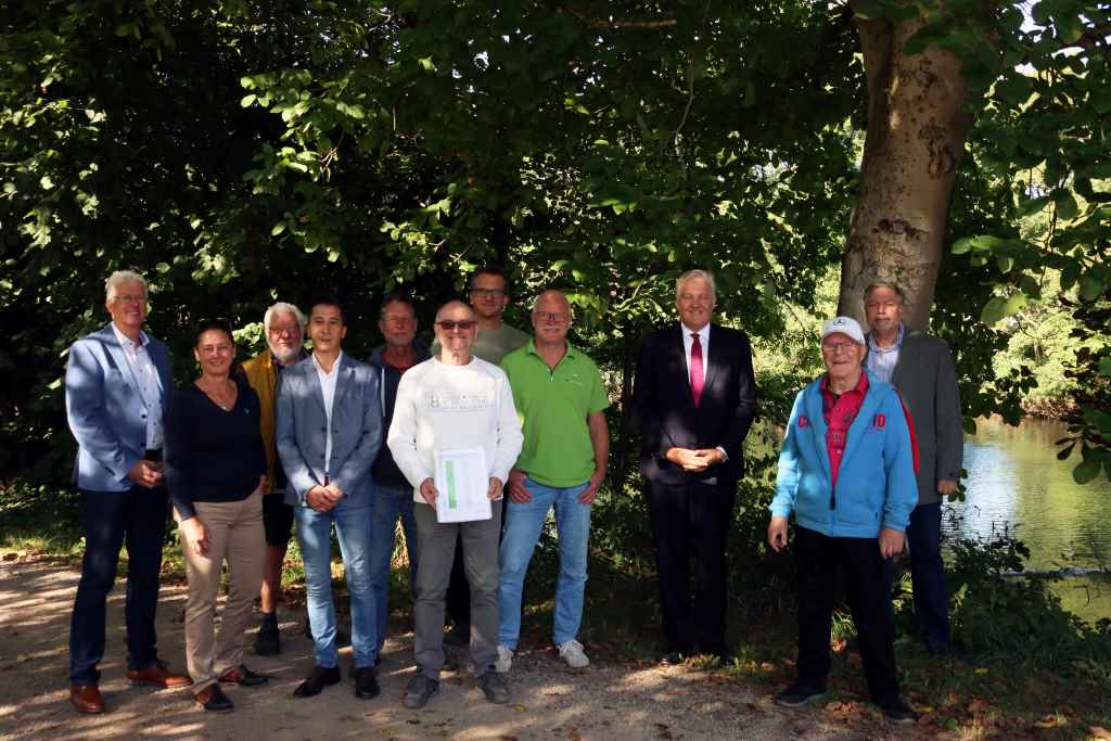 Landrat Wolfgang Spelthahn (3. v. r.) mit der Üdinger Gruppe, die die Aktion "Klima-Wald Kreis Düren" unterstützt und sich mit 500 Bäumen beteiligen möchte. Foto: Kreis Düren