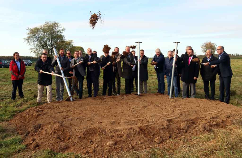 Symbolischer Spatenstich für den Solarpark am Brainergy Park mit Vertretern aus Wirtschaft, Politik und Verwaltung. Foto: Kreis Düren