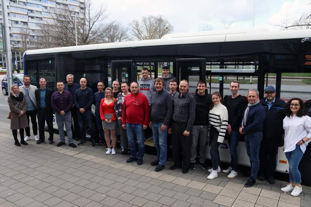 Landrat Wolfgang Spelthahn begrüßte eine Gruppe mit Geflüchteten aus der Ukraine, von denen ein Teil in einem verkürzten Kurs einen Busführerschein machen wird. Foto: Kreis Düren