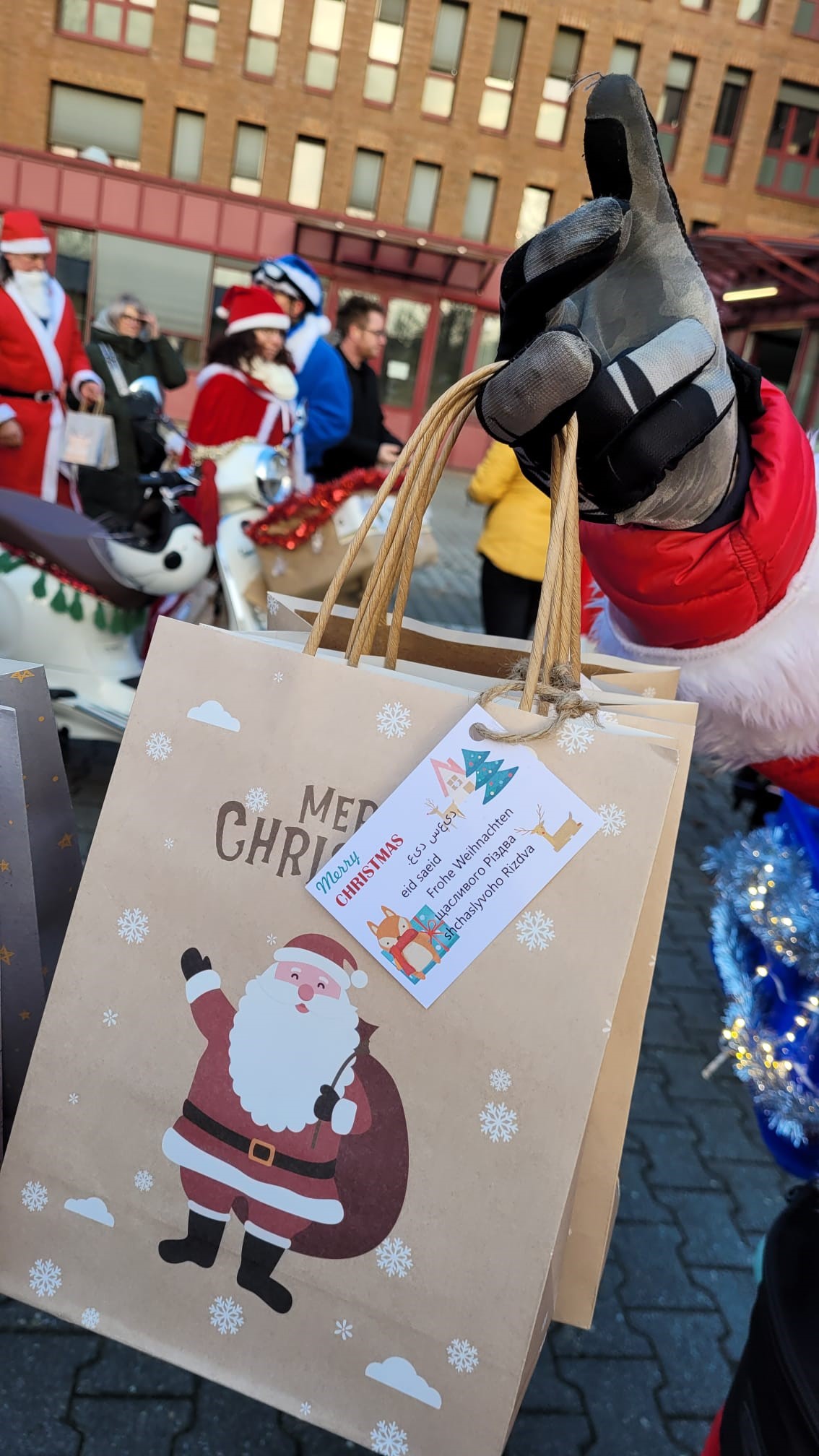 Die Mitglieder des Vespa-Clubs „Vespen-Nest Düren“ überreichten den jungen Geflüchteten bei der Weihnachtsfeier süße Tütchen mit kleinen Leckereien.