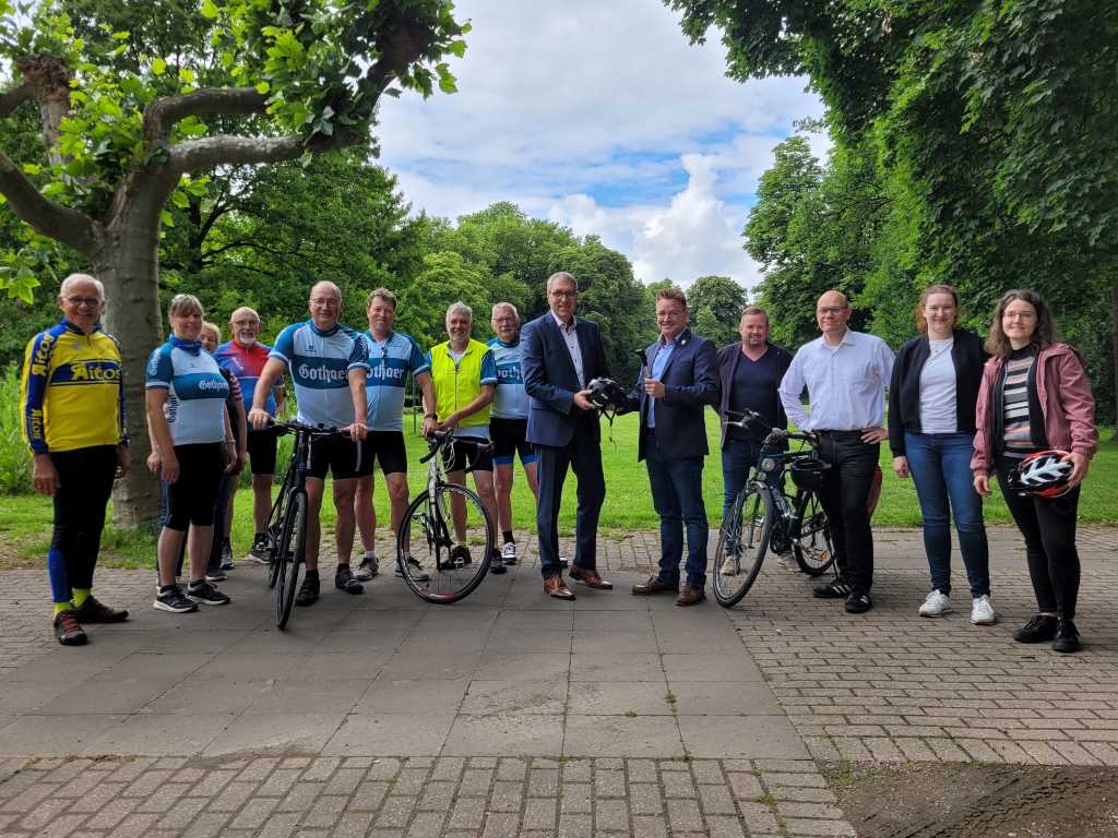 Nach drei Wochen „STADTRADELN“ Düren mit mehr als 165.100 Kilometern übergab der Stellvertretende Bürgermeister, Andreas Isecke, den Staffelstab der Aktion an Jürgen Frantzen, Bürgermeister der Landgemeinde Titz.