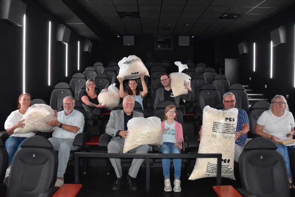 Landrat Wolfgang Spelthahn überreichte (vorne 3.v.l.) den Betreuern der Kinderheimen und Wohngruppen des Kreises Düren Kinogutscheine für das Lumen-Filmtheater Düren für alle Kinder und Jugendlichen. Unterstützt wird die Ferien-Aktion von Kino-Betreiber Benjamin Riedel (hinten 1.v.r.). Foto: Kreis Düren