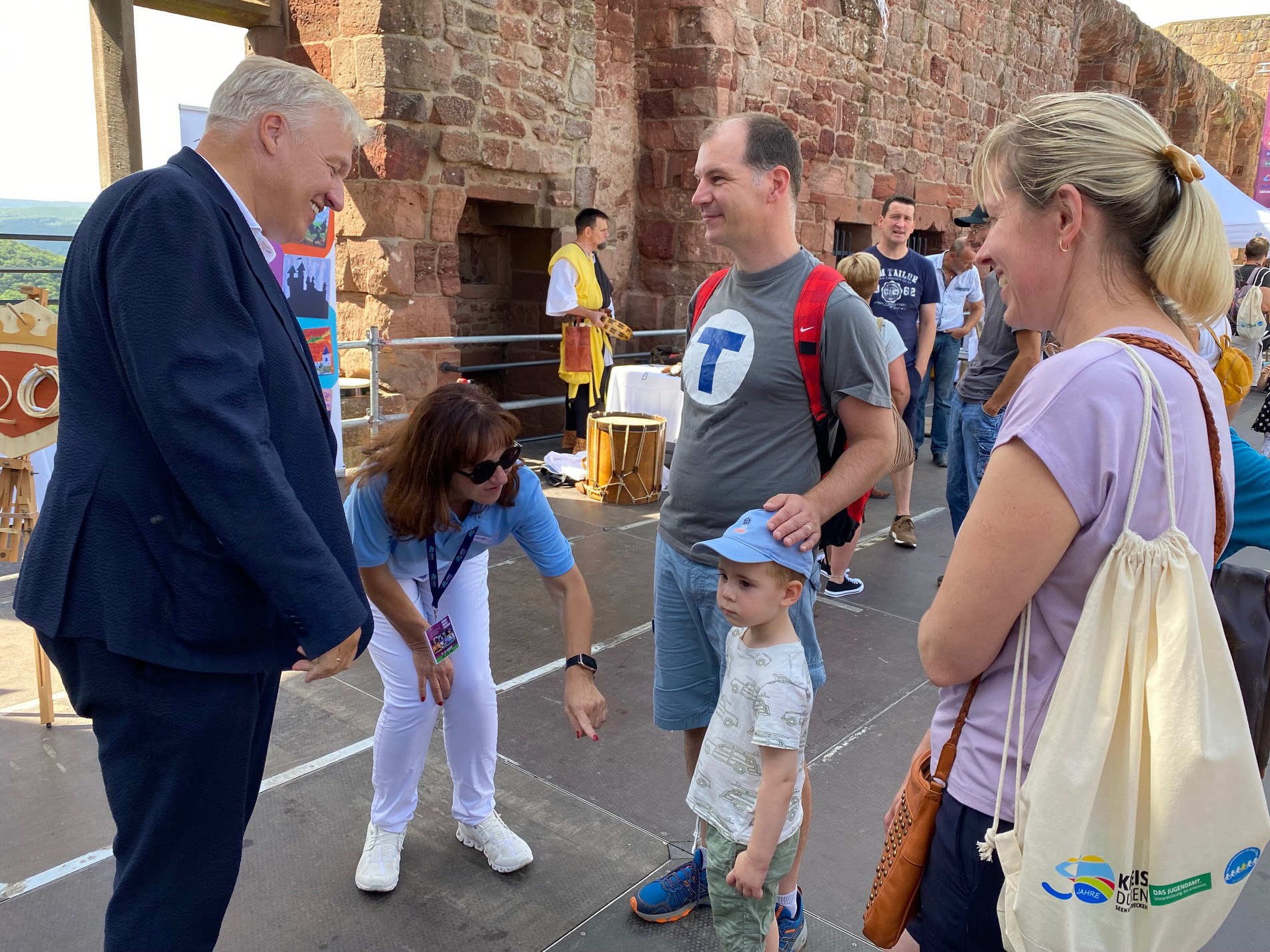 BU: Landrat Wolfgang Spelthahn (l.) und Jugendamtsleiterin Elke Ricken-Melchert (2.v.l.) begrüßen die Familien beim Fest auf Burg Nideggen. Foto: Kreis Düren