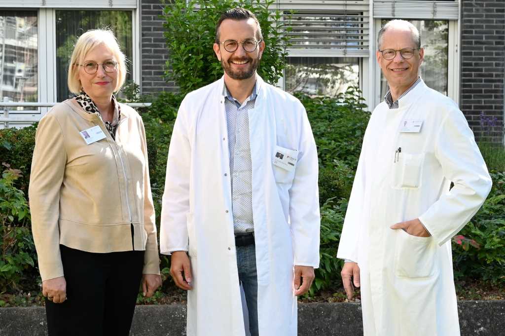 Foto (© Juliana Durban): Nehmen den neuen Chefarzt der Akutgeriatrie, Dr. med. Christian David Kautz, gerne in ihre Mitte: Geschäftsführerin Ulrike Hoberg und Dr. med. Bodo Müller, Ärztlicher Direktor am St. Marien-Hospital Düren