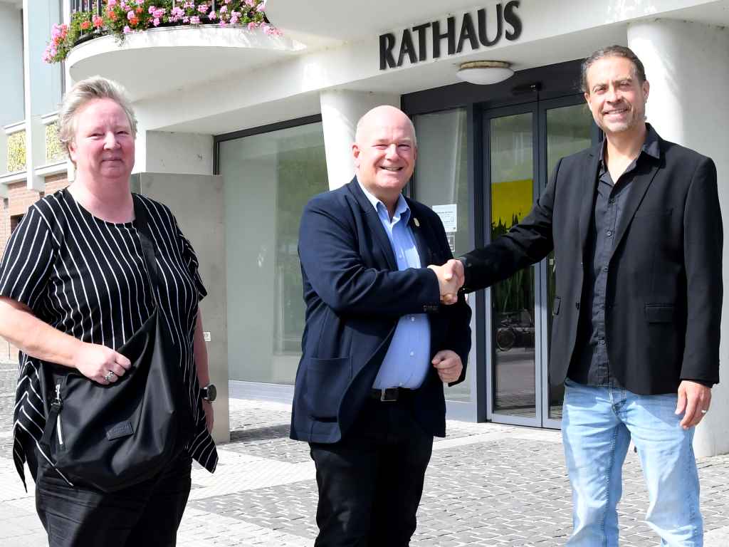 Die Vorsitzende des Jugendhilfeausschusses, Dagmar Nietan, und Bürgermeister Frank Peter Ullrich (Mitte) stellten den neuen Leiter des Dezernats V – Jugend und Senioren, Christopher Löhr, im Rathaus vor.