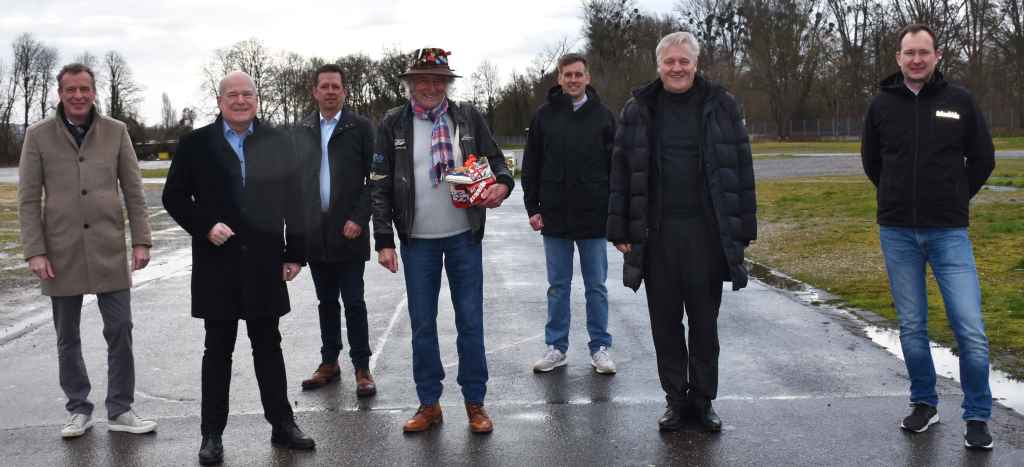 Präsentieren die Laufstrecke: Landrat Wolfgang Spelthahn, Peter Borsdorff, Dürens Bürgermeister Frank Peter Ullrich (vorne v.r.) sowie Dirk Eiteneuer und Jens Krützkamp (Organisationsteam MedAix), Jürgen Schulz und Heinrich Klocke vom (Hauptsponsor Stadtwerke Düren) (hinten v.r.). Foto: Kreis Düren