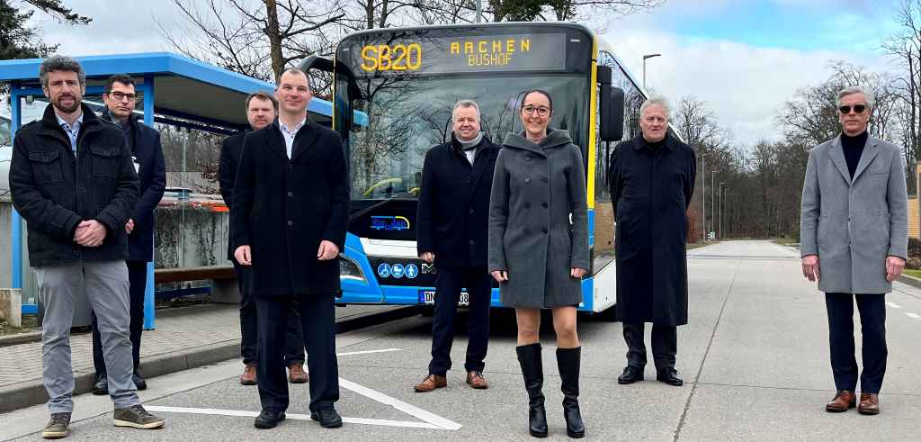 Starkes Zeichen für den Öffentlichen Nahverkehr: Kai Mohnen (Stadt Aachen), Hans-Peter Geulen (AVV), Nik Asbach und Jan-Oliver Mau von der Rurtalbus GmbH, Heiko Sedlaczek (NVR), Anne Schüssler (Kreis Düren), Landrat Wolfgang Spelthahn und Jens Kuchenbecker (FZJ) (v.l.) freuen sich über die neue Schnellbus-Linie SB20. Foto: Kreis Düren