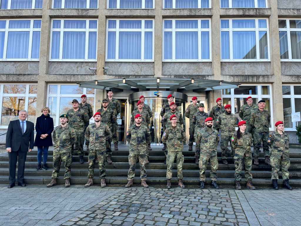 Generaleutnant Jürgen Weigt (rechts, mittlere Reihe) hat die Soldatinnen und Soldaten besucht, die im Gesundheitsamt des Kreises Düren aushelfen. Empfangen haben ihn alle Soldaten, Landrat Wolfgang Spelthahn (links) und Gabriele Geng (2.v.l.) vom Gesundheitsamt. Foto: Kreis Düren