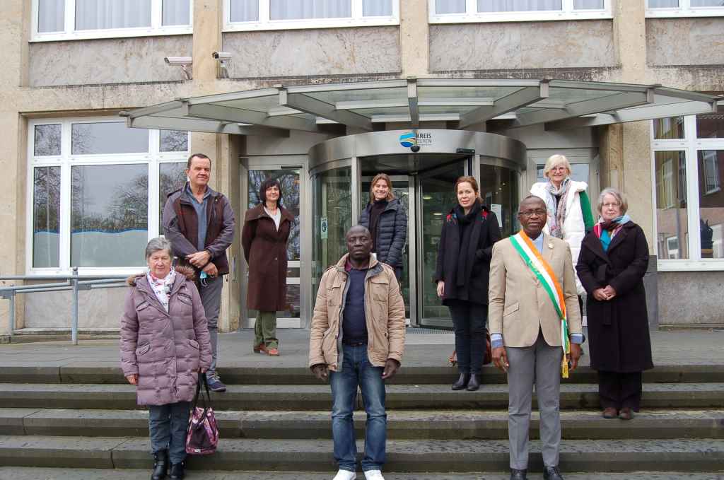 Assi Abel Botchi (vorne, r.), der die Stadt Adzopé im Parlament der Elfenbeinküste vertritt, sprach im Kreishaus Düren mit Vertretern der Verwaltung und Mitgliedern des Vereins "Migranten bauen Brücken" über künftige Projekte. Seit 2017 unterstützt der Kreis Entwicklungsprojekte in dem westafrikanischen Staat. Foto: Kreis Düren 