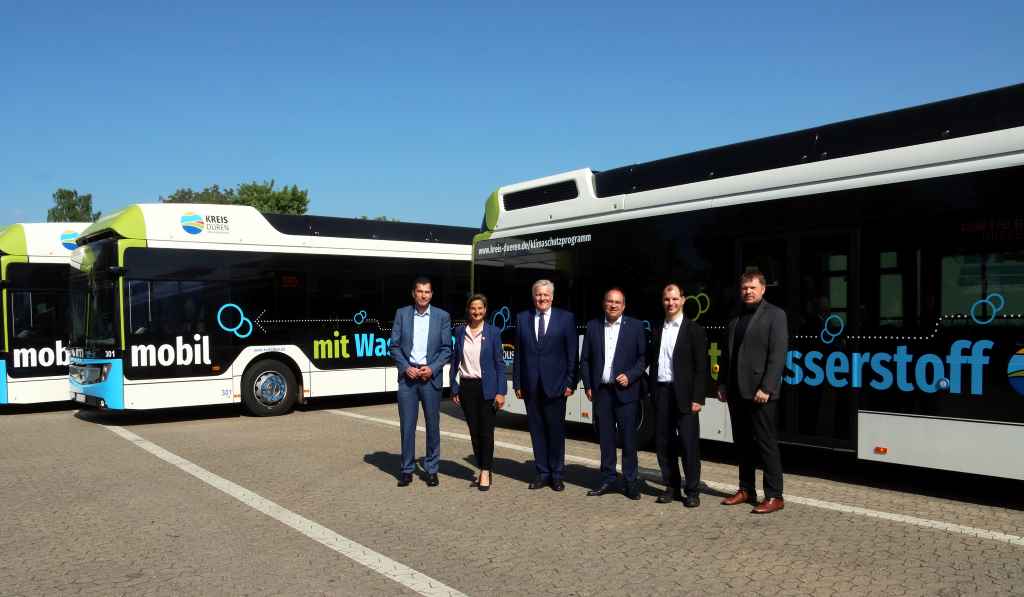 Landrat Wolfgang Spelthahn (3. v. l.), Hans-Peter Geulen (Aachener Verkehrsverbund), Dr. Patricia Peill, Dr. Ralf Nolten (beide Mitglieder des Landtages), Jan-Oliver Mau und Nik Asbach (Rurtalbus / v. l.) bei der Präsentation der neuen Wasserstoffbusse. Foto: Kreis Düren