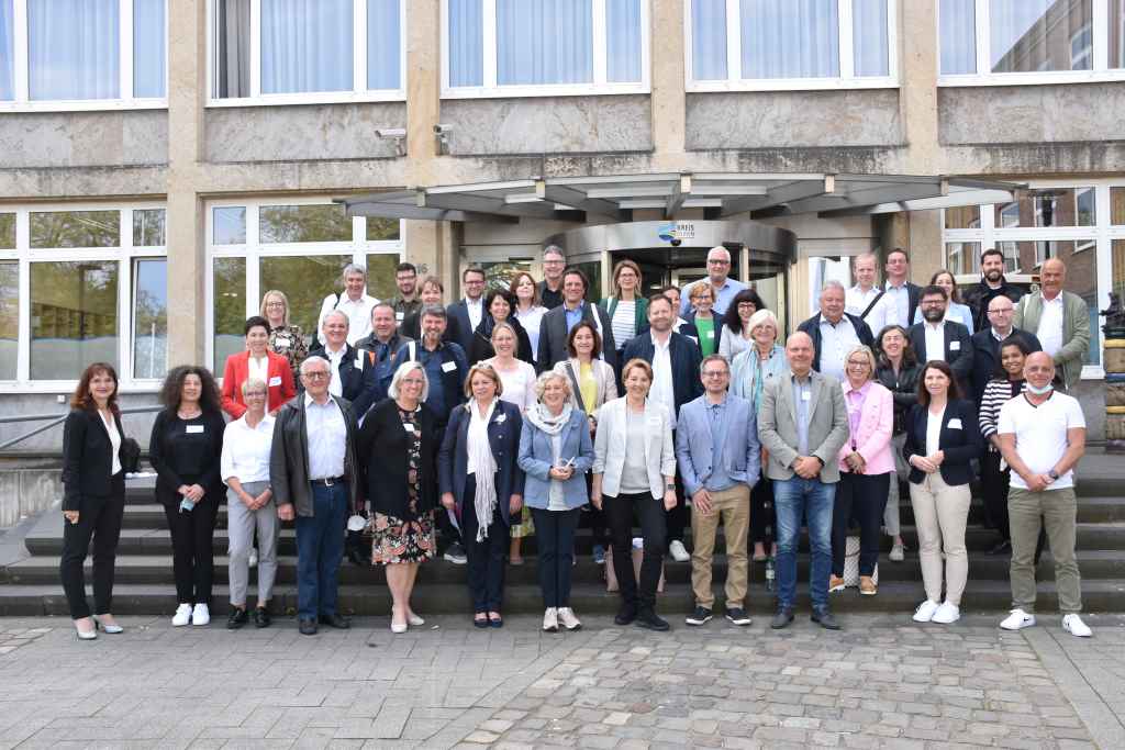 Vertreterinnen und Vertreter des Kreises Düren und der freie Träger freuen sich über den Austausch zur Präventionsstrategie "Gut aufwachsen im Kreis Düren" mit der Delegation aus dem österreichischen Vorarlberg. Foto: Kreis Düren