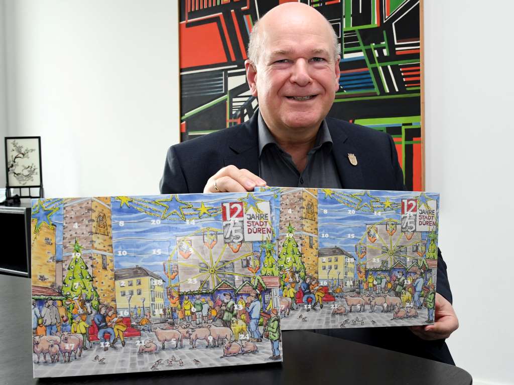 Bürgermeister Frank Peter Ullrich mit dem neuen Adventskalender der Stadt Düren. Der Kalender ist ab dem 10. November im iPUNKT erhältlich.