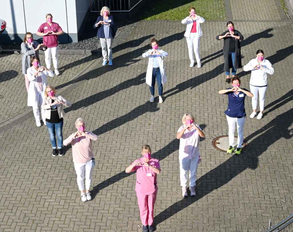 Foto (© J. Durban): Mit ihren pinkfarbenen Masken und Schleifen und dem Brustkrebs-Infotag am 28. Oktober möchte das Team des Brustzentrums am St. Marien-Hospital Düren um Sektionsleiterin Dr. Anna Rüland darauf aufmerksam machen, wie wichtig eine frühzeitige Diagnostik und eine interdisziplinäre und individuelle Begleitung der Erkrankten sind.