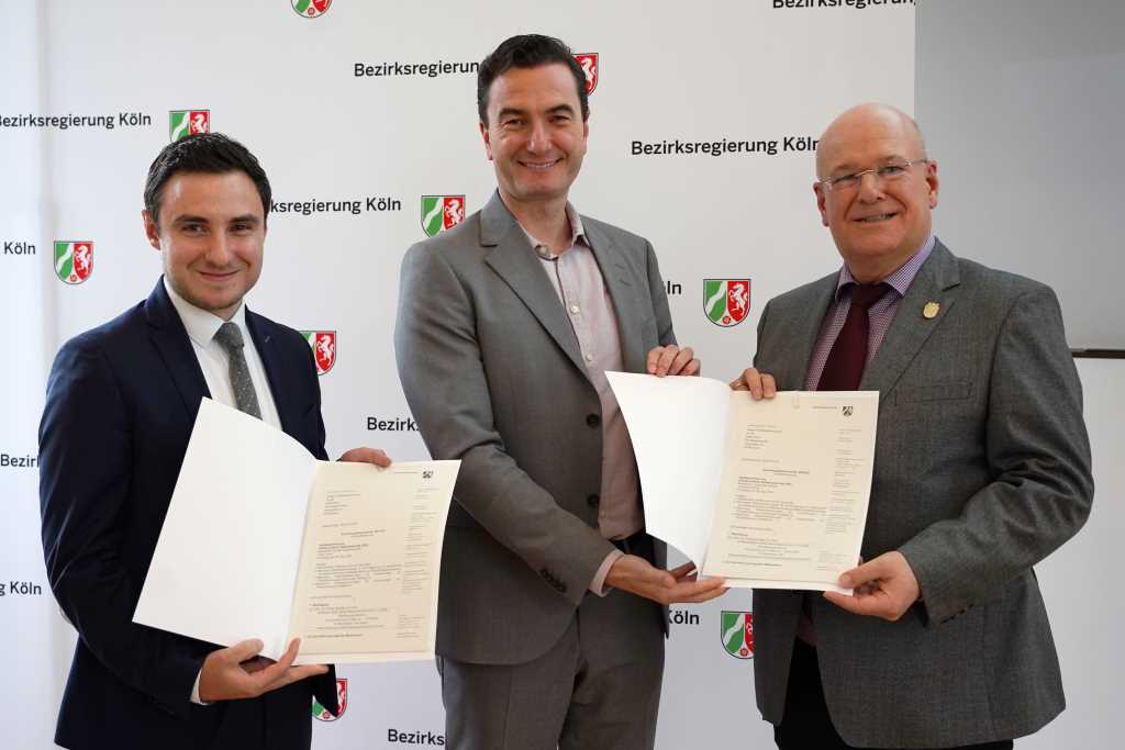 Foto: Regierungspräsident Dr. Thomas Wilk (Mitte) überreichte die Zuwendungsbescheide für Städtebauprojekte in der Innenstadt und Düren Nord an Bürgermeister Frank Peter Ullrich (r.) und dessen Referenten, Sebastian Eich. (Foto: Bezirksregierung Köln)