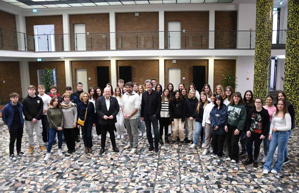 Begleitet von Schuldirektor Dr. Werner Hickel (vordere Reihe, re.) wurden Schülerinnen und Schüler des Rurtal-Gymnasiums, ihre italienischen Gäste sowie die betreuenden Lehrerinnen und Lehrer im Dürener Rathaus von Bürgermeister Frank Peter Ullrich (vordere Reihe, 3.v.re.) empfangen.