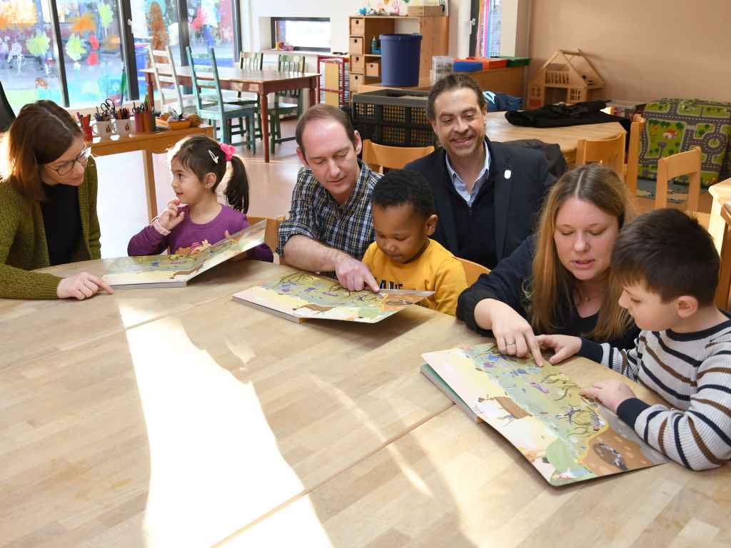 Die Kinder der KiTa „Im Eschfeld“ haben die Wimmelbücher „ABinsWASSER“ bei der Übergabe direkt ausgiebig getestet. Auch für Sandra Ollig vom Jugendamt der Stadt Düren (1.v.l.), KiTa-Leiter Stephan Spies (3.v.l.), Christopher Löhr, Dezernent für Generationen und Demografie (5.v.l.) und Yvonne Fuchs von der Beratungsstelle Düren der Verbraucherzentrale NRW (6.v.l.) gab es viel zu entdecken.