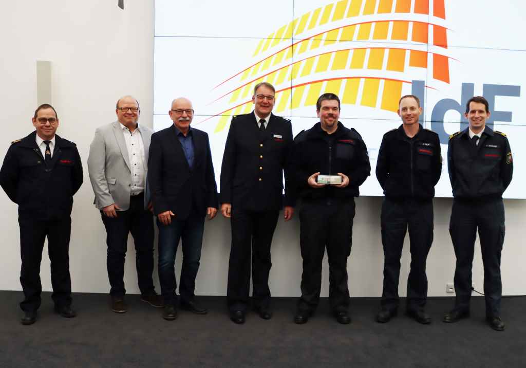 Freuen sich über den 1000. Teilnehmer der Führungskräfteausbildung im Kreis Düren: Karlheinz Eismar (Kreisbrandmeister), Ralf Butz (Amtsleiter Bevölkerungsschutz), Peter Kaptain (Allgemeiner Vertreter des Landrates), Bertold Penkert (Direktor des Idf NRW), Sebastian Matthies, Jan Helm (Idf NRW, Außenstelle Düren) und Johannes Zündorf (Idf NRW). (v.l.). Foto: Idf NRW. 