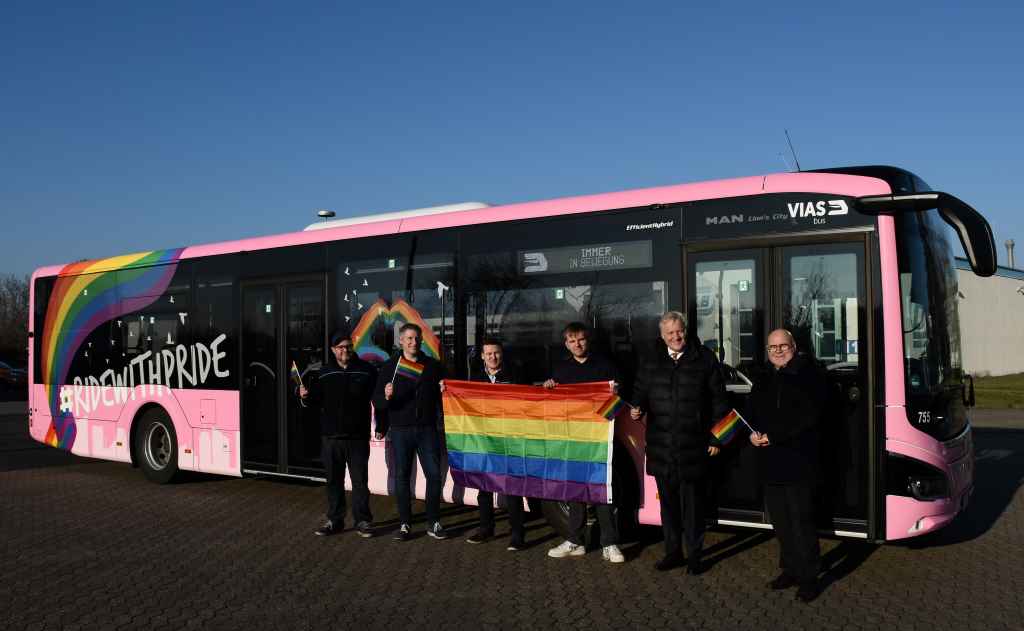 Freuen sich über den neuen Pride-Bus der VIAS Bus, der ein klares Zeichen für Toleranz im Kreis Düren setzt: Tim Kerinnes (Betriebsleiter VIAS Bus), Christian Hoverath (Geschäftsführer Rurtalbus), Stephan Pchaiek (Auszubildender VIAS Bus), Marvin Janschick (Auszubildender VIAS Bus), Landrat Wolfgang Spelthahn und Jens Schmitz (Geschäftsführer VISA Bus) (v.l.). Foto: Kreis Düren. 