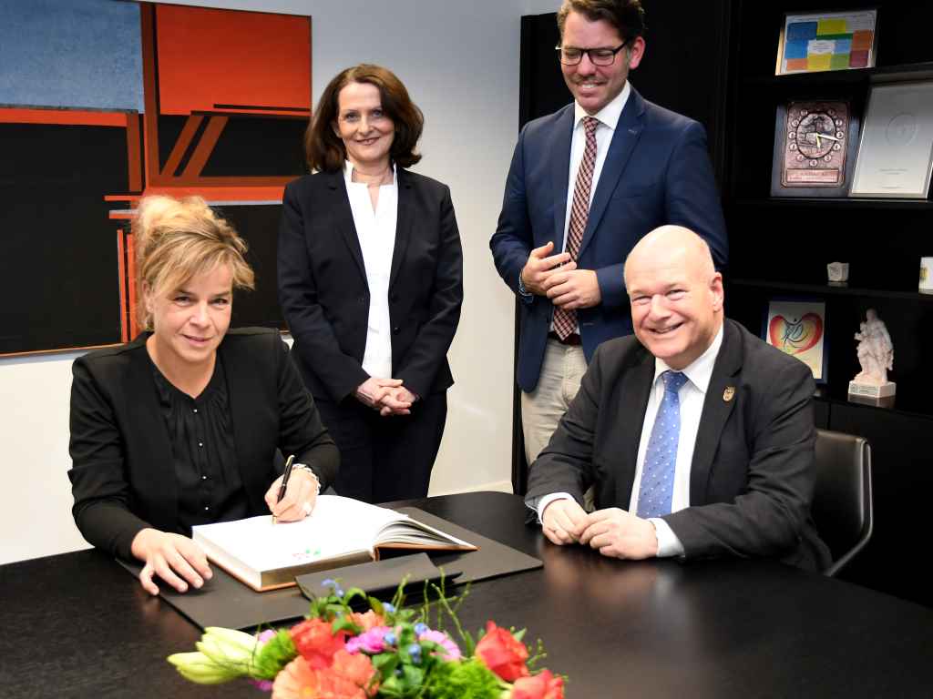 Foto: (v.l.n.r.) NRW-Wirtschaftsministerin Mona Neubaur, Dr. Andrea Vater (Vizepräsidentin im Bundesamt für Wirtschaft und Ausfuhrkontrolle), Thomas Hissel (Erster Beigeordneter der Stadt Düren) und Bürgermeister Frank Peter Ullrich. 