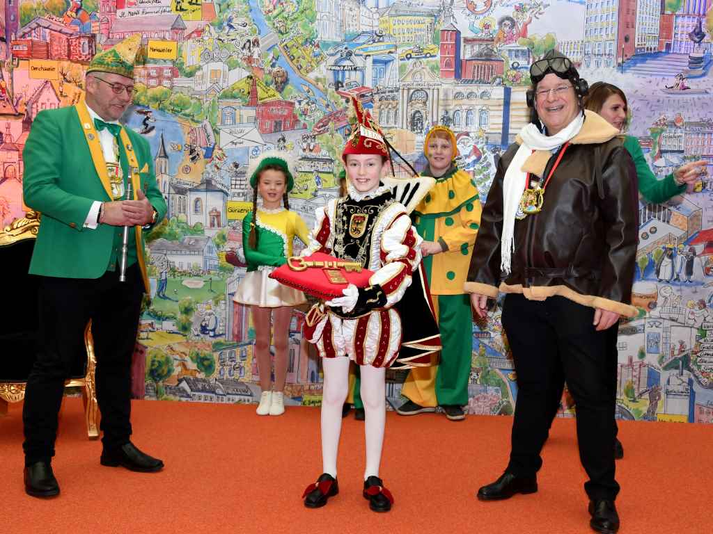 Beim traditionellen Empfang des Kinderprinzen im Rathaus überreichte Bürgermeister Frank Peter Ullrich den Stadtschlüssel an Kinderprinz Elias I. (Gier).