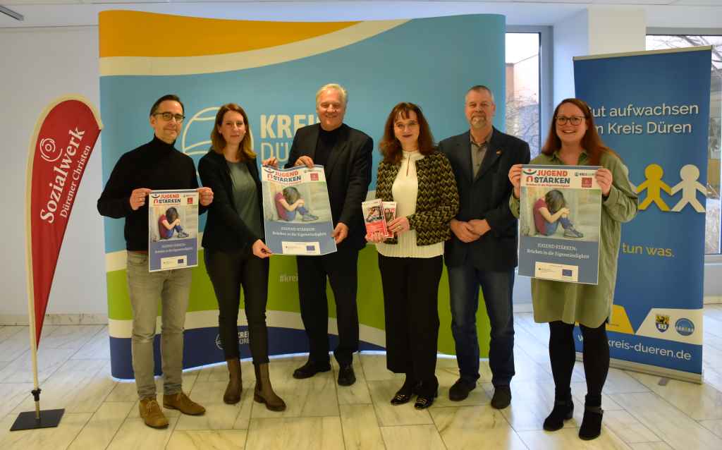 Freuen sich über die Fortführung der Bundesförderung und die weitere Zusammenarbeit: Christian Siebertz, Karina Siebertz (beide Sozialwerk Dürener Christen), Landrat Wolfgang Spelthahn sowie Elke Ricken-Melchert, Robert Fabig und Kathrin Sartorius (alle Kreis Düren, Amt für Demografie, Kinder, Jugend, Familie und Senioren) (v.l.). Foto: Kreis Düren