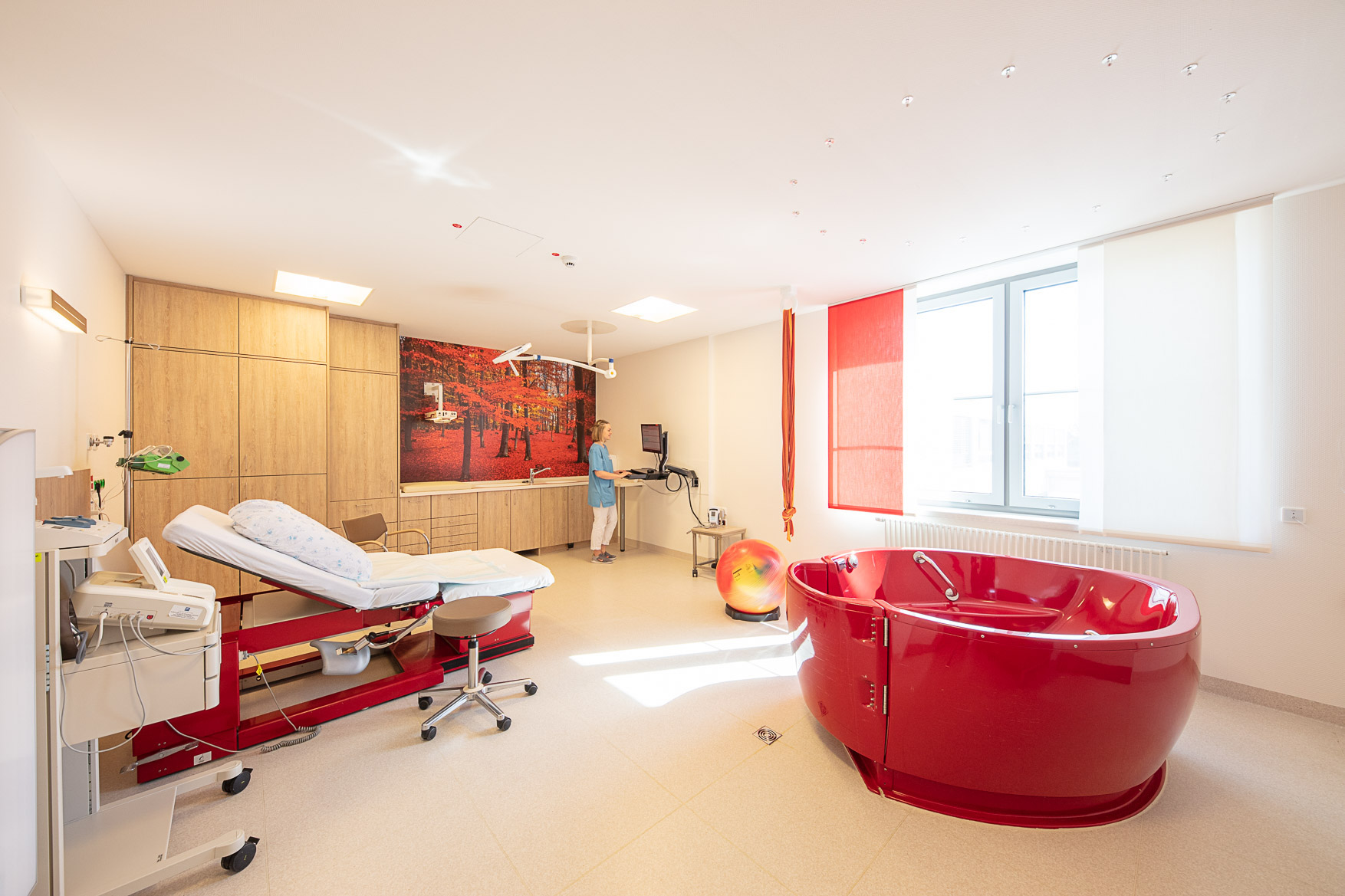 (© St. Marien-Hospital): Modernisiert und nun auch klimatisiert: Die Kreißsäle im St. Marien-Hospital Düren sind ab sofort mit modernen Klimaanlagen ausgestattet – für eine optimal temperierte Geburtssituation besonders an heißen Tagen.