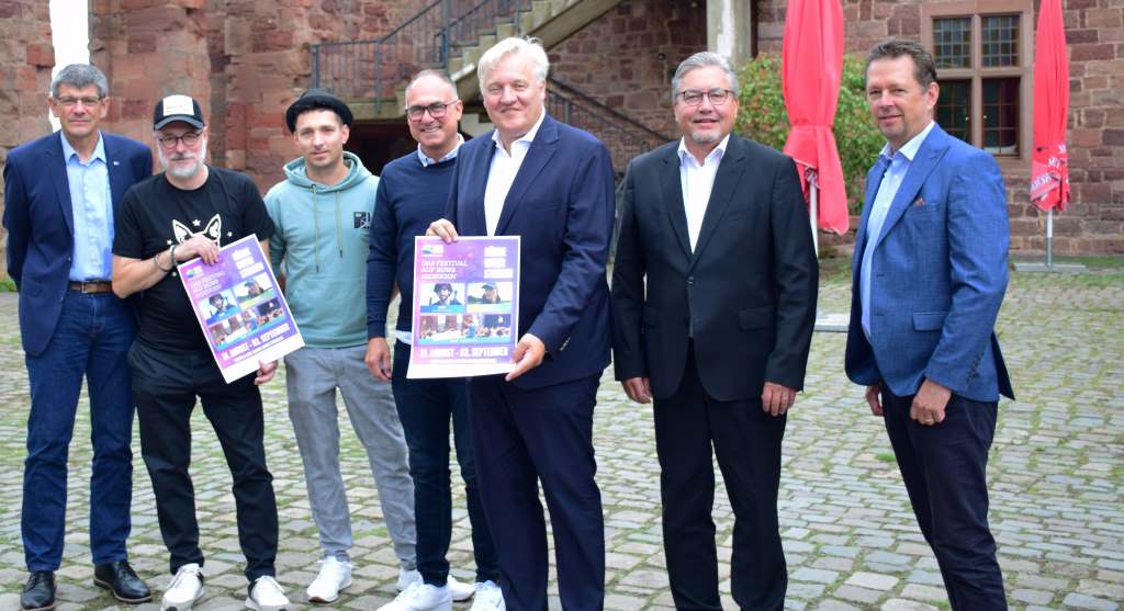 Präsentierten das Programm: Herbert Häner (Rurtalbahn), Herbert Brockel, Tobias Schlimbach (Burgrestaurant), Christian Mourad (Veranstalter), Landrat Wolfgang Spelthahn, Uwe Willner (Sparkasse Düren) und Jürgen Schulz (Stadtwerke Düren/v.l.). Foto: Kreis Düren