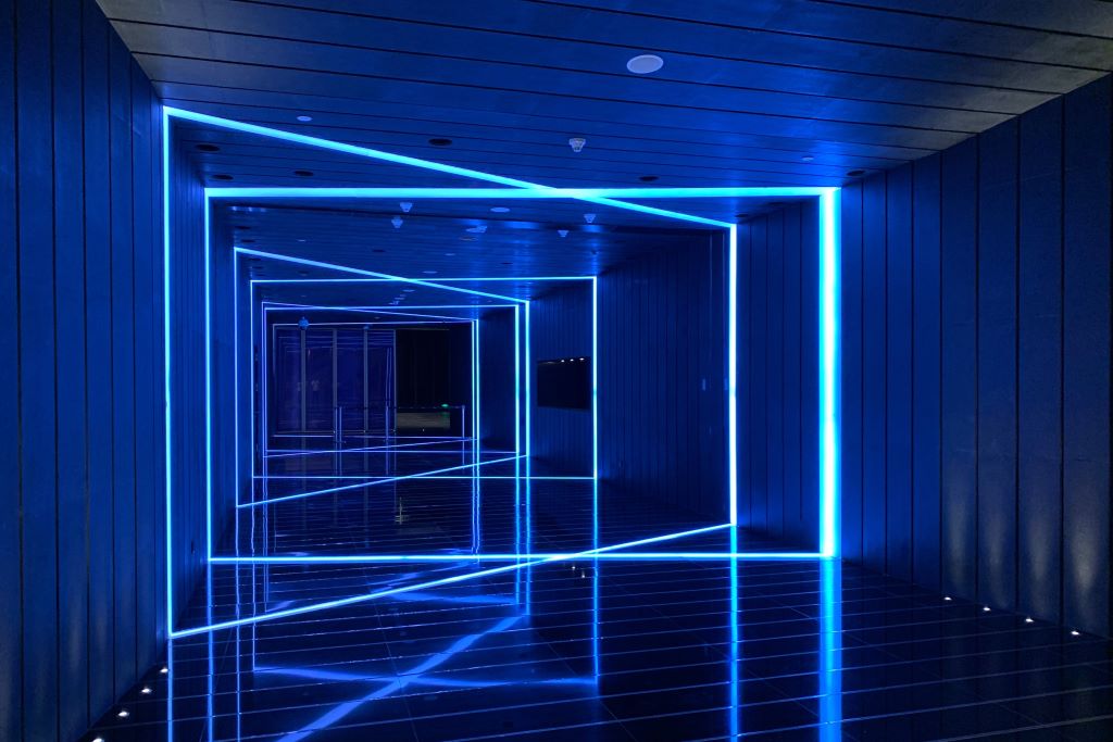 Dunkler Eingang zu Lasertag-Halle mit blauen Lichteffekten