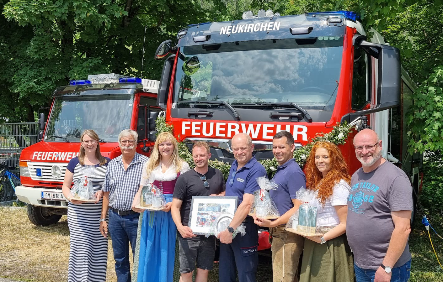 Mit dem Austausch von Gastgeschenken würdigten alle Teilnehmerinnen und Teilnehmer, stellvertretend Daniel Ronig (4.v.l.) für die Dürener Abordnung sowie Josef Leitner (4.v.r.) als Kommandant der Feuerwehr vor Ort, die enge Verbundenheit der beiden Feuerwehren.