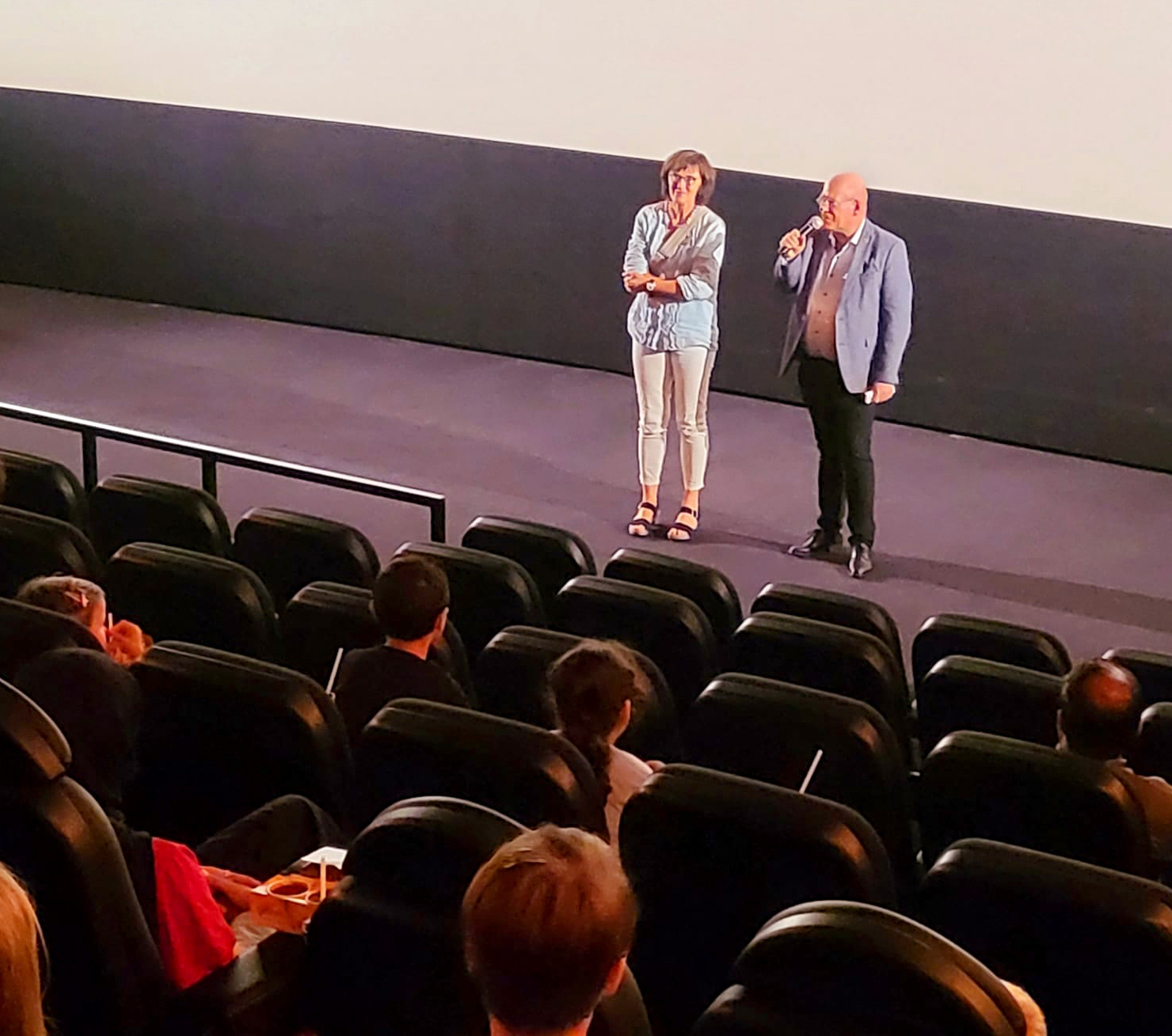 Bürgermeister Frank Peter Ullrich und Kuni Nellessen, Leiterin der Kinder- und Jugendbücherei, begrüßten die Kinder und Jugendlichen beim Abschlussfest des SommerLeseClub der Stadtbücherei Düren im Kino „Das Lumen Düren“.