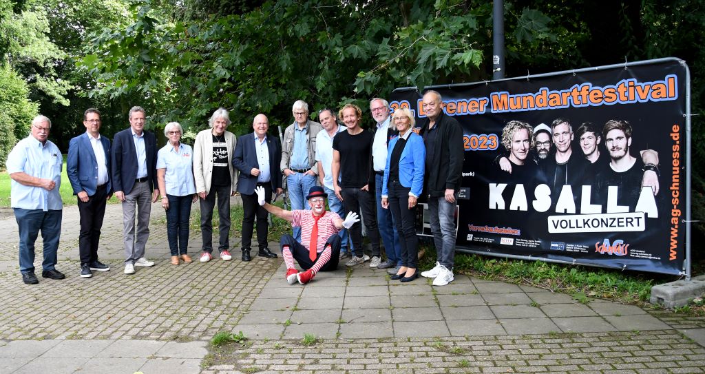 Organisatoren, Künstler und Sponsoren trafen sich beim Pressegespräch zum 30. Dürener Mundartfestival.