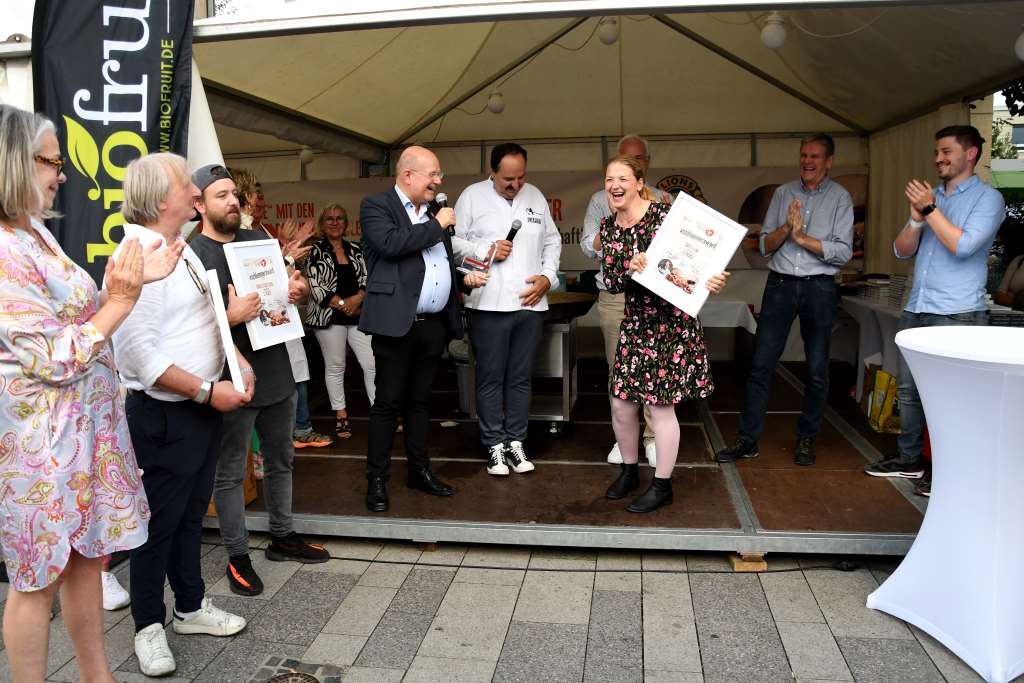 Zusammen mit Star-Koch Johann Lafer verlieh Bürgermeister Frank Peter Ullrich auf dem Schlemmermarkt den „1. Schlemmeraward“ für den besten Streetfood-Anbieter. Den ersten Platz sicherte sich das Team vom „Café Flink“.